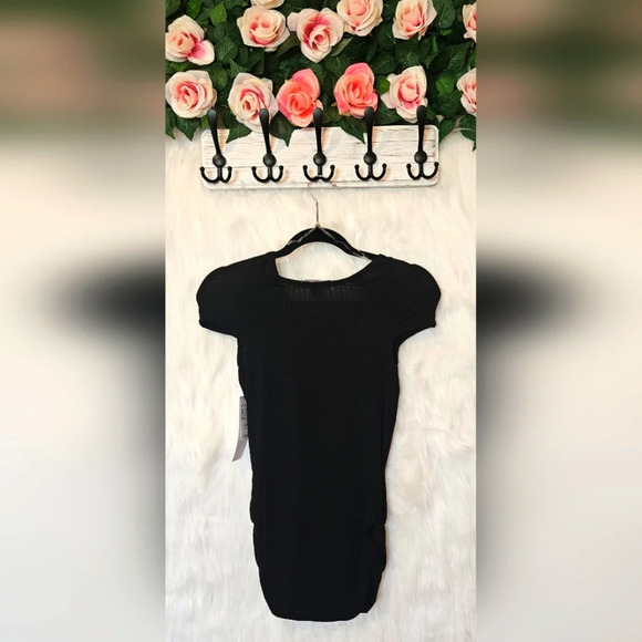 Magazine Classic Ribbed Cap Sleeve Shirt - Picture 3 of 6